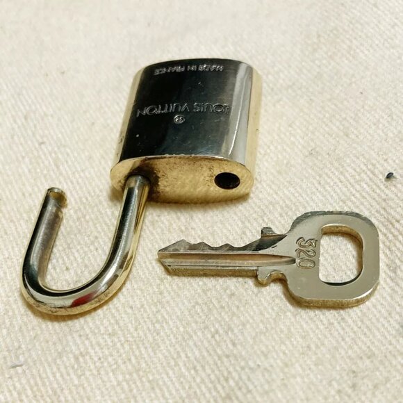 LOUIS VUITTON LV 10 SET PADLOCK KEY CHARM CADENA GOLD-PLATED FRANCE 37PDA161 - Picture 3 of 4